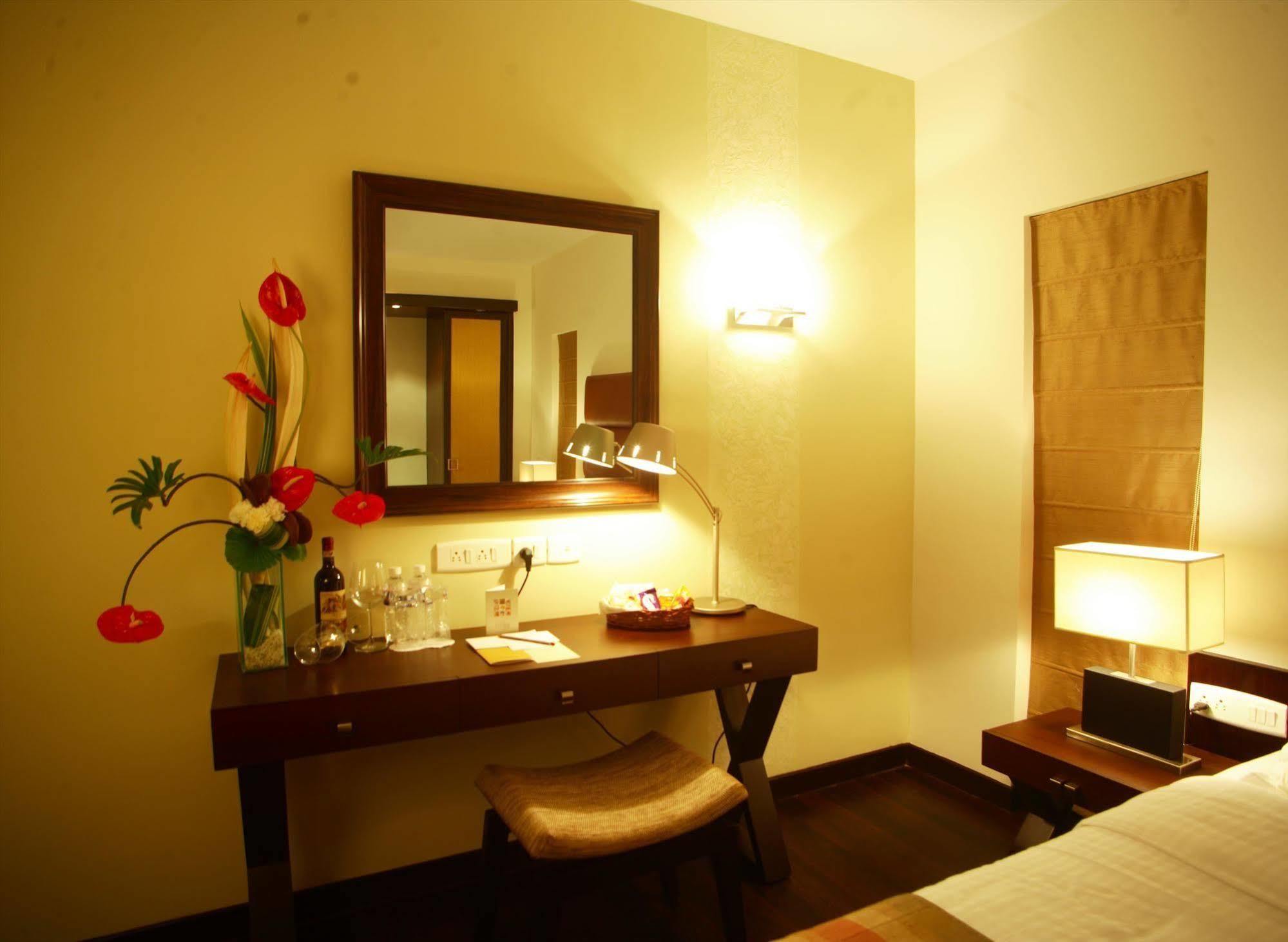 Hotel Metropole Kalkuta Zewnętrze zdjęcie